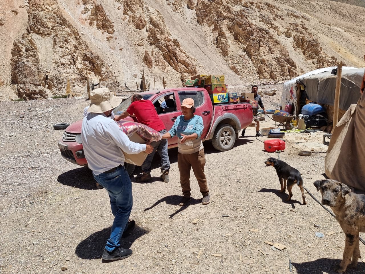 Municipalidad de La Serena entrega apoyo a crianceros afectados por intensas precipitaciones en la alta cordillera